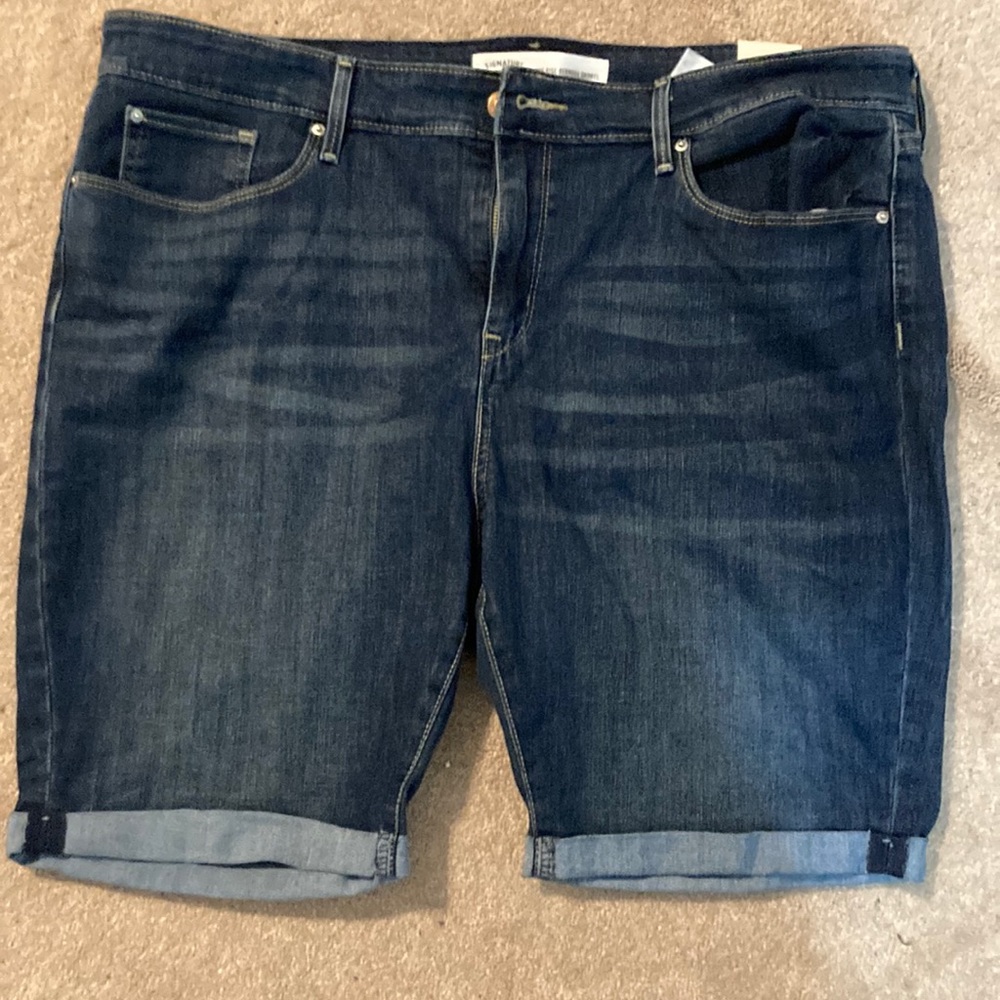 Signature Levi Strauss denim blue shorts. Size 20